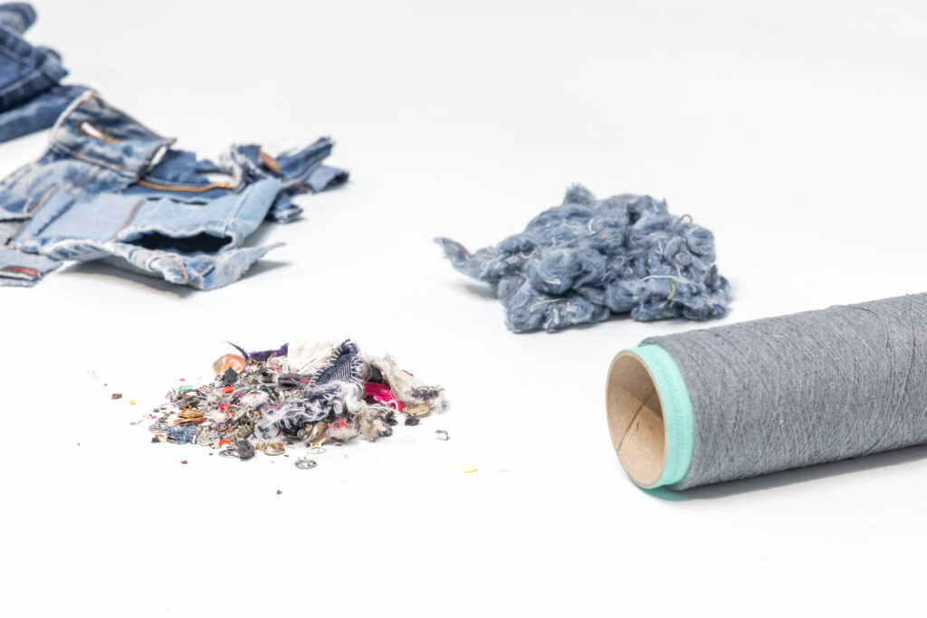 Fibres textiles recyclées et préparation matière après délissage