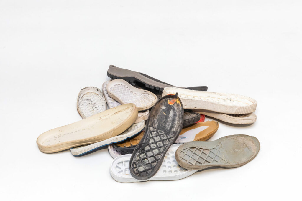 Démantèlement de chaussures et séparation des semelles pour recyclage