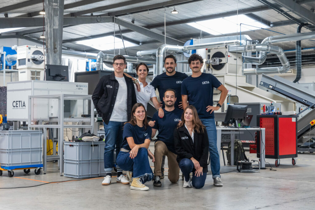 Équipe d’ingénieurs CETIA devant les équipements de tri et de recyclage textile