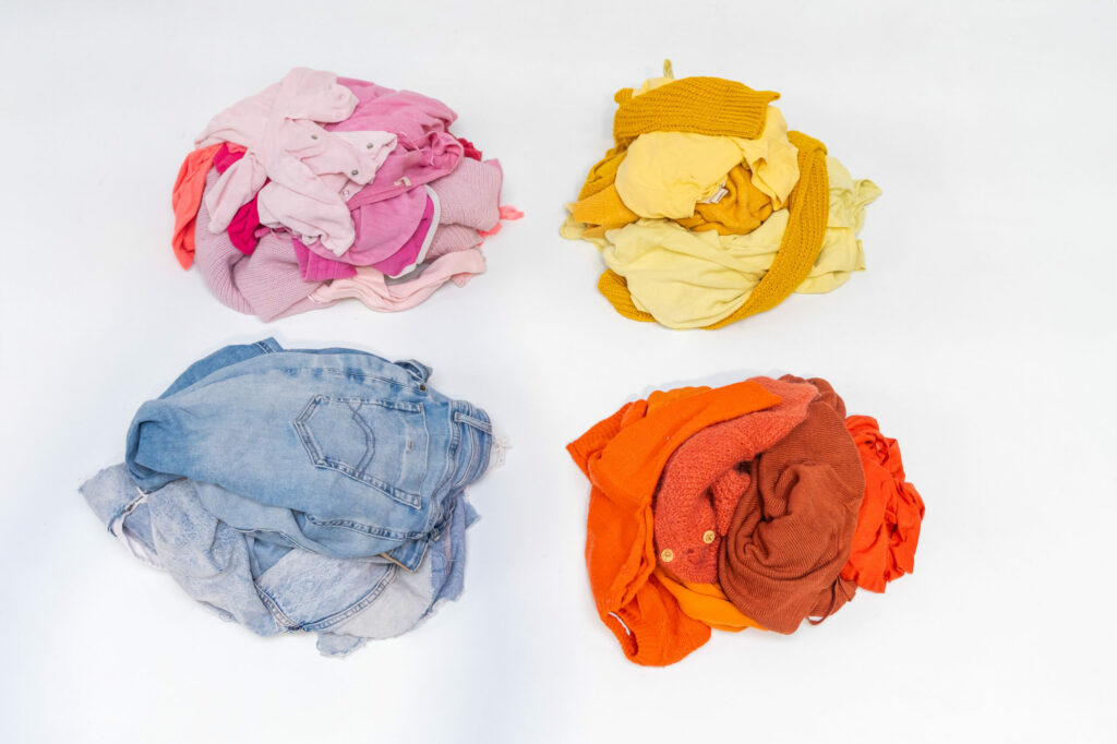 Tri de textiles par couleur et matière pour le recyclage